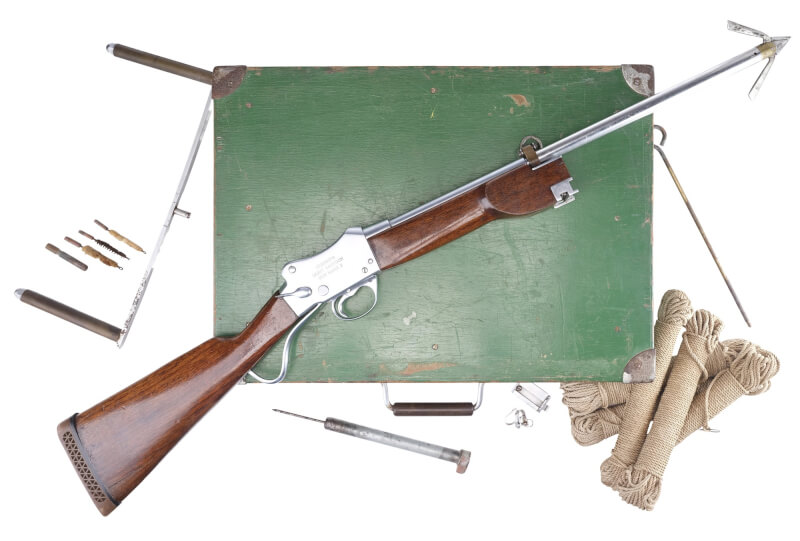 史蒂芬史匹柏1975年經典電影「大白鯊」中出現的魚叉槍估價可拍得25萬至50萬美元之間。（圖取自Propstore網頁propstoreauction.com）