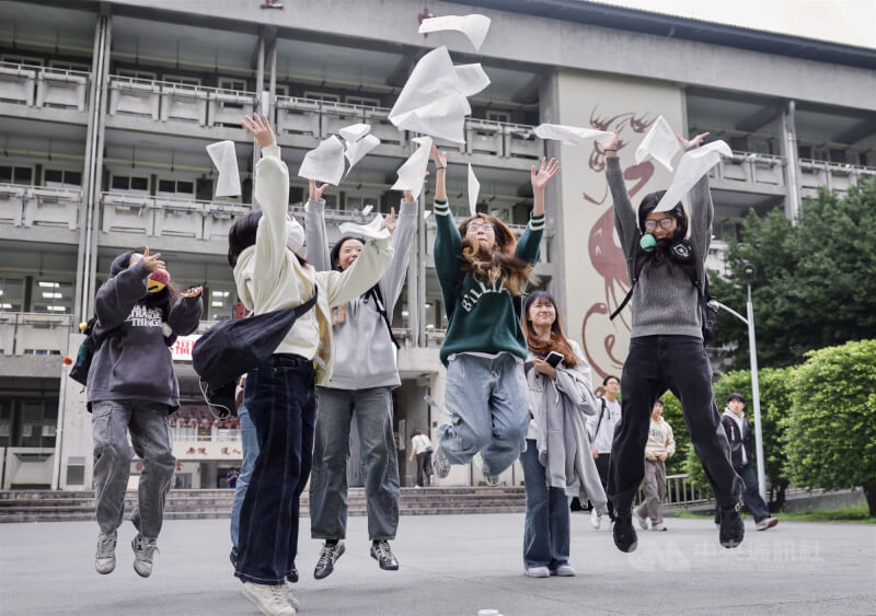 115學年度學科能力測驗結束後，考生將模擬試卷拋向天空慶祝。（中央社檔案照片）