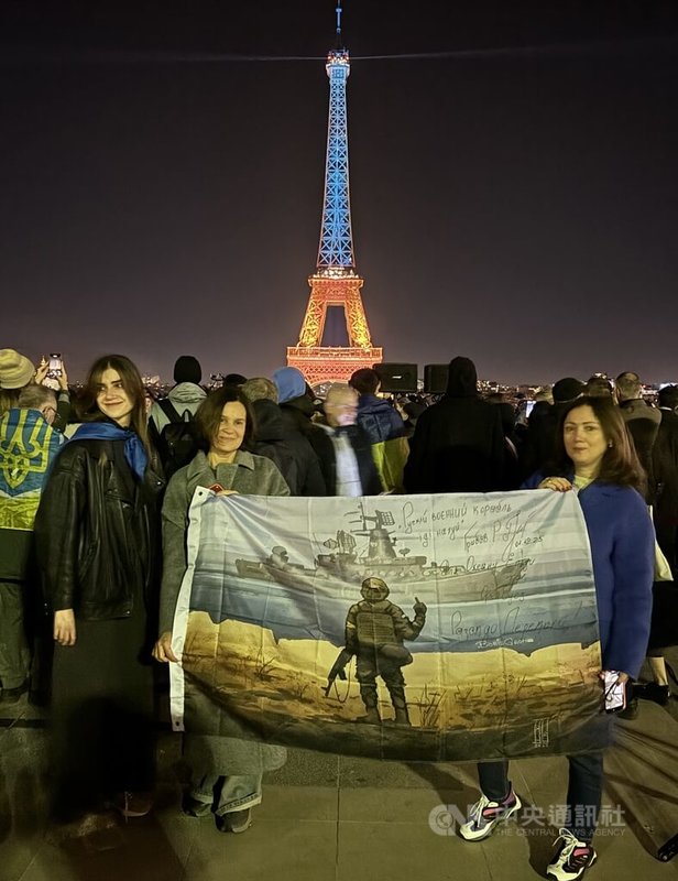 俄羅斯全面入侵烏克蘭的戰爭滿4年，巴黎艾菲爾鐵塔24日點亮代表烏克蘭國旗的藍、黃色燈光，人權廣場聚集許多人表達對烏克蘭的支持。中央社記者曾依璇巴黎攝　115年2月25日