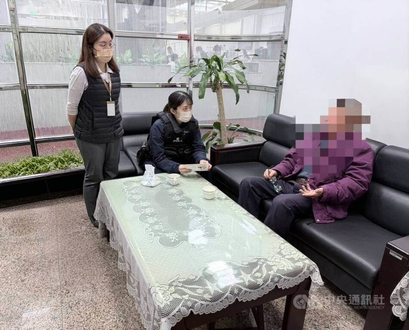 70多歲陳姓男子（右）在網路認識女網友，雙方以「乾爹、乾女兒」相稱，女網友日前稱女兒罹病缺醫藥費，24日陳男到台中某銀行要轉帳新台幣20萬元，經行員發現有異報案，與警成功阻詐。（翻攝照片）中央社記者蘇木春傳真　115年2月25日