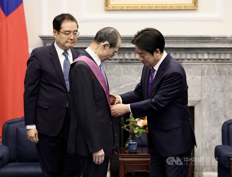 總統賴清德（右）26日在總統府頒授旅日棒球名將王貞治（中）「一等景星勳章」，表彰他長期推動台日棒球發展與交流，以及對基層人才培植提攜等貢獻。中央社記者張皓安攝　115年2月26日