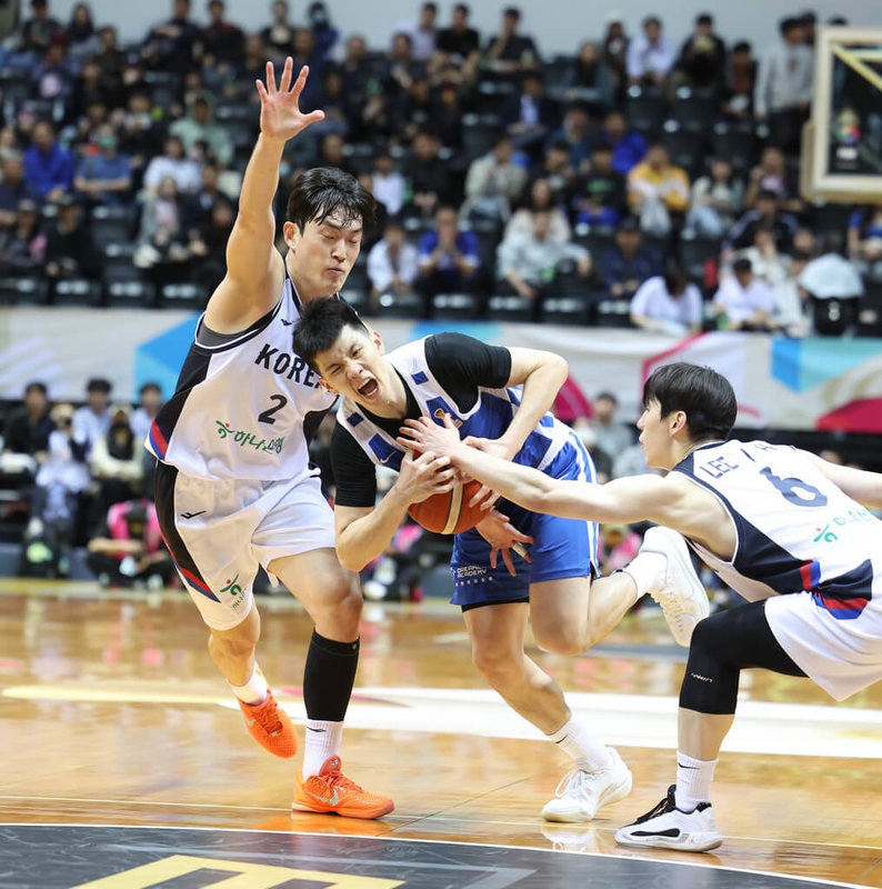 世界盃男籃亞洲區資格賽26日晚間在新莊體育館由台灣隊迎戰韓國隊，台灣後衛林庭謙（中）貢獻18分，助隊以77比65拿勝。（中華籃協提供）中央社記者黎建忠傳真　115年2月26日