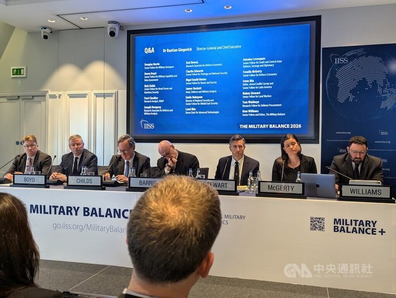 英國智庫「國際戰略研究所」24日在倫敦發表2026年度軍事平衡報告，軍事能力高階研究員博伊德（左2）會後接受中央社採訪表示，「人」的因素攸關共軍未來幾年是否能領先美國、以及領先多少。中央社　115年2月26日