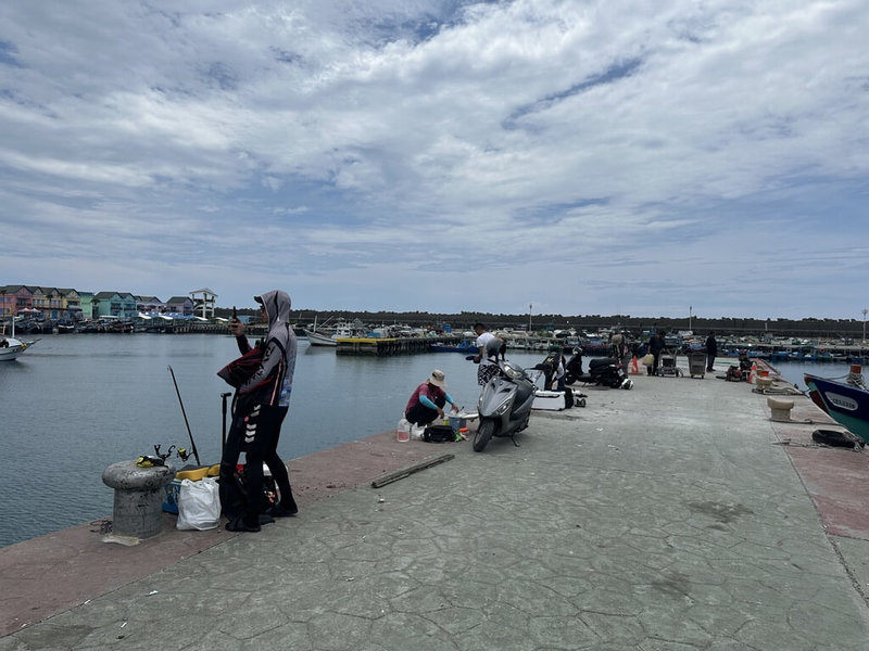 花蓮縣政府推動「友善釣魚」政策，在花蓮漁港指定範圍試辦開放垂釣，兼顧漁業作業安全與民眾親海休憩需求，延長試辦3個月，開放位置仍為花蓮漁港西凸堤；呼籲釣友共同守法配合，讓花蓮漁港成為安全、整潔的友善釣魚環境。（花蓮縣政府提供）中央社記者李先鳳傳真　115年2月26日