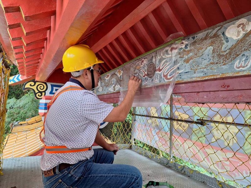 太魯閣「東西橫貫公路牌樓」前年遭工程車撞損，除了硬體工程修復外，太管處聘請文化部認證的工藝匠師林傳智操刀彩繪，讓太魯閣牌樓再現風華。（太管處提供）中央社記者張祈傳真　115年2月26日