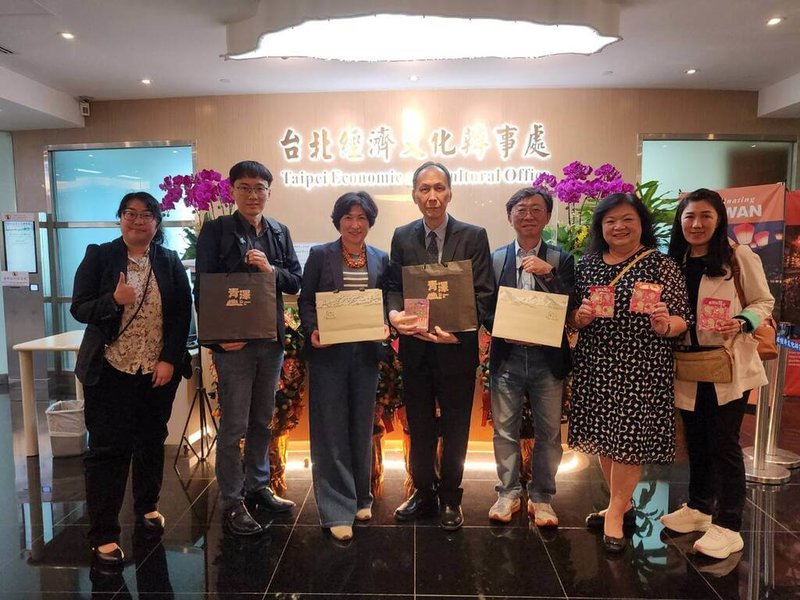 台東縣長饒慶鈴（左3）26日率團前往香港，盼拓展台東鳳梨釋迦海外市場，將鎖定高端消費市場與主流通路，首站拜訪陸委會香港辦事處（台北經濟文化辦事處）。（台東縣政府提供）中央社記者盧太城台東傳真　115年2月26日