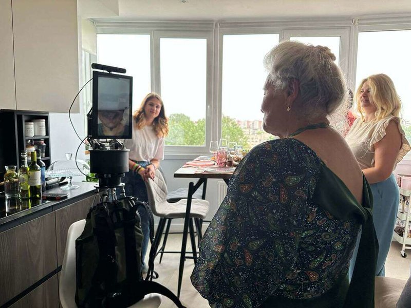 藝術家陶亞倫2023年背上通訊設備走進烏克蘭，只為讓別離烏克蘭人見一面，整個過程記錄為作品「盲流計畫」，計畫中可見有烏克蘭青年的母親、奶奶與妹妹開心與海外家人相會。（王俊琪、周芳聖提供）中央社記者王寶兒傳真 115年2月26日