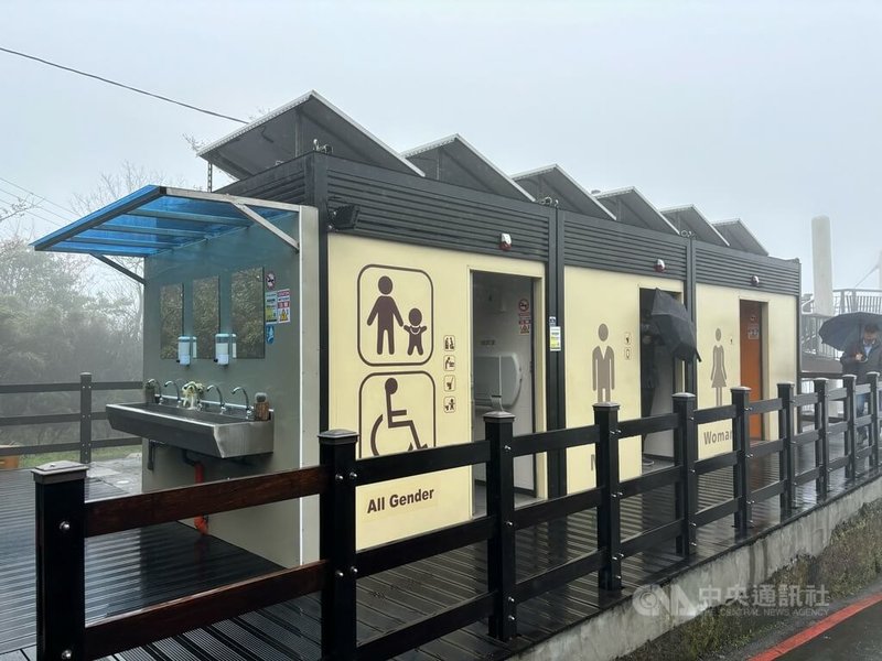 為打造乾淨、友善的如廁環境，台北市環保局推動公廁改建，其中位於竹子湖的綠能景觀公廁建造時不只考量外觀要融入自然環境，也希望對環境衝擊降到最低。中央社記者陳昱婷攝　115年2月26日