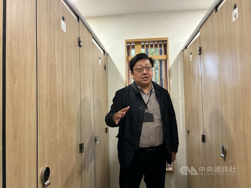 台北市環保局推動轄管72座公廁改建，中山14號公廁改造後硬體升級，還多開了一道通風窗，環保局長徐世勲26日開箱。中央社記者陳昱婷攝　115年2月26日