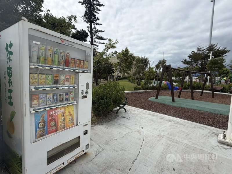 有家長在社群平台發文表示，在台東運動場兒童公園的販賣機買到過期果汁，且發現時孩子已飲用半瓶。台東縣政府26日表示，已要求業者下架，並要求定期回報處理進度。中央社記者盧太城台東攝　115年2月26日
