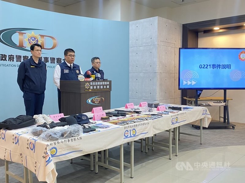 台北市大安區某醫美診所負責人21日遭槍擊受傷，台北市警察局刑事警察大隊大隊長丁靖（中）26日表示，林姓黑幫槍手變裝多次逃逸，專案小組積極查緝，已於26日清晨在嘉義阿里山將林男及6名共犯拘提到案。中央社記者黃麗芸攝　115年2月26日