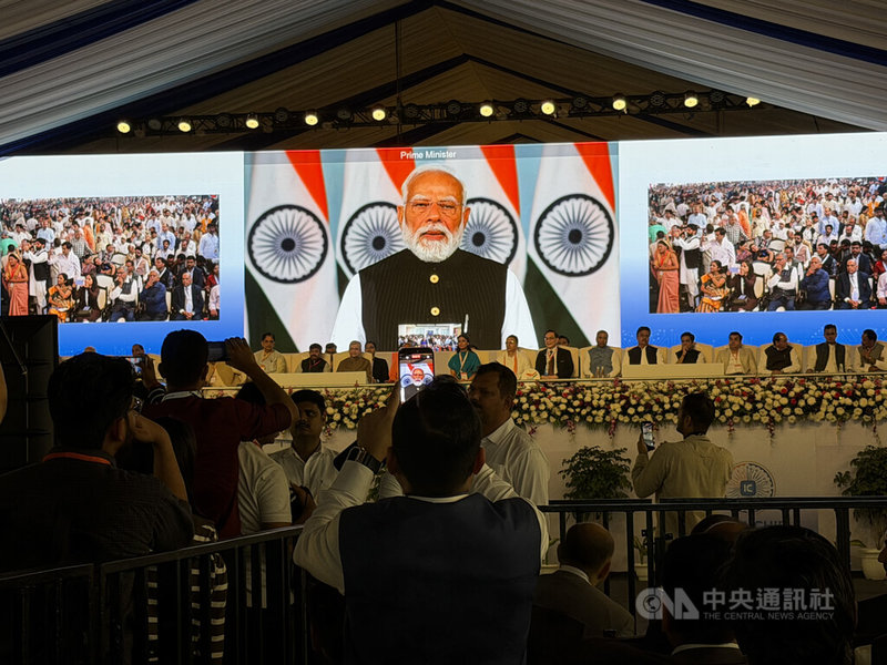 印度總理莫迪（Narendra Modi）在當地聲勢驚人，任何他會出現的場合，都會吸引大批粉絲瘋狂跟隨。圖為21日莫迪以視訊方式出席活動，現場擠進超過1萬5000人爭睹。中央社記者李晉緯新德里攝　115年2月26日