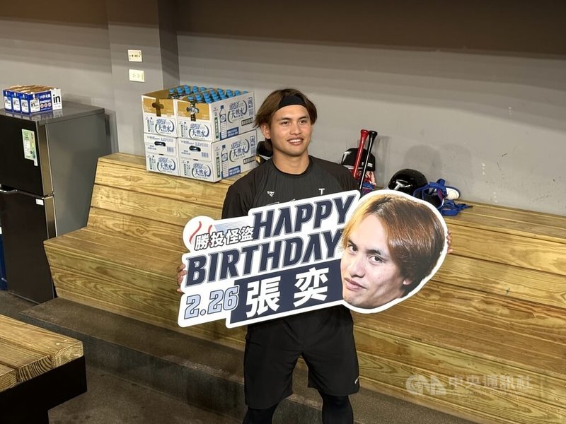 世界棒球經典賽（WBC）台灣隊26日交流賽迎戰日本職業棒球福岡軟銀鷹隊，恰逢台灣隊投手張奕（圖）32歲生日，直呼期待對決WBC日本隊好手大谷翔平。中央社記者謝靜雯攝 115年2月26日