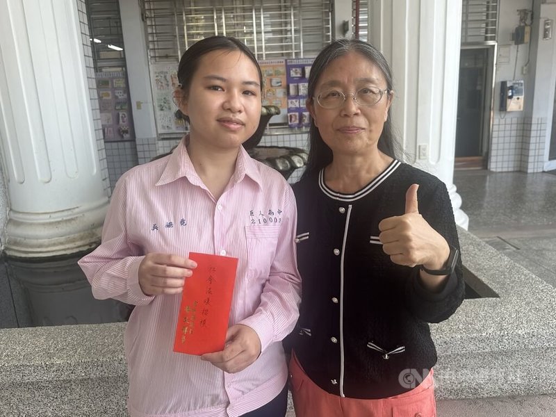 雲林縣北港鎮巨人高級中學學生吳姍霓（左）25日協助身體不適長者，暖舉在網路上引發熱議，巨人高中校長徐秀慧（右）26日公開表彰。 中央社記者姜宜菁攝 115年2月26日