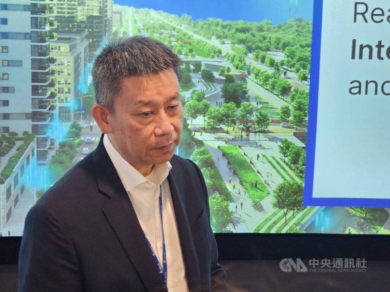 台達電董事長鄭平分析，AI資料中心用電量龐大，裡頭有很多可節省的空間；而優化供電架構主要有3個方法，包括提升能源轉換效率、減少轉換次數及從發電端下手。中央社記者曾仁凱攝　115年2月26日