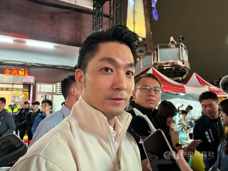 台北市長蔣萬安（前）日前宣布「育兒減少工時計畫」，對於捷運公司等公營事業是否適用，蔣萬安26日表示，市府會努力提供員工育兒友善工作條件。中央社記者陳昱婷攝　115年2月26日