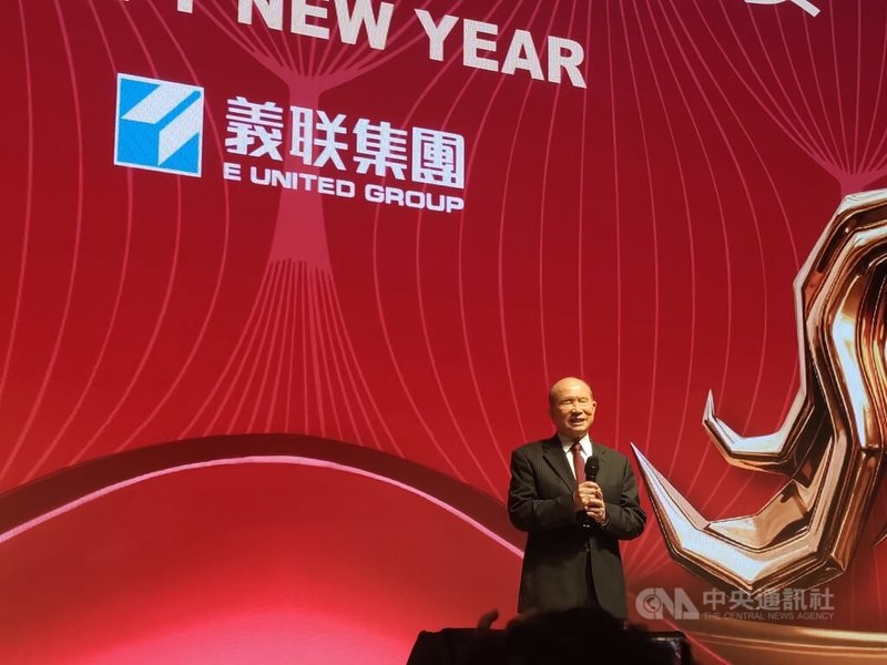 義联集團26日舉辦新春聯誼晚宴，義联集團創辦人林義守（圖）表示，因應低碳趨勢，旗下燁聯推動高再生料含量鋼材布局，並啟動百億級產線改造計畫，強化出口競爭力與長期發展動能。中央社記者何秀玲攝　115年2月26日