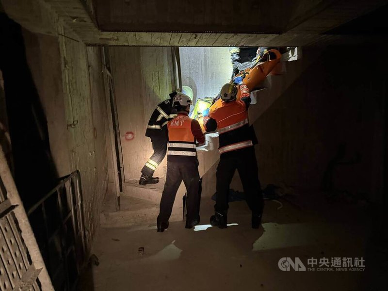 台北市消防局26日晚間獲報，北投區溫泉路有2名工人疑不慎吸入有機溶劑揮發氣體暈倒水槽內，立即派員搶救並協助送醫治療。（翻攝照片）中央社記者黃麗芸傳真　115年2月26日