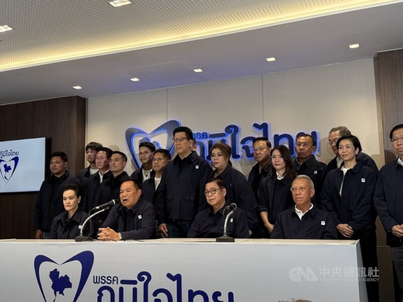 泰國總理兼泰自豪黨黨魁阿努廷（前左2）8日晚間與泰自豪黨團隊在黨部召開記者會宣布勝選。（中央社檔案照片）