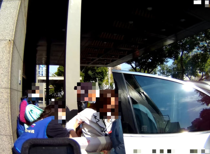 台中警方日前在巡邏時，發現有轎車駕駛求助，經了解為車上孕婦出現疑似臨盆徵兆，經員警開道護送，順利抵達醫院。（翻攝照片）中央社記者蘇木春傳真　115年2月26日