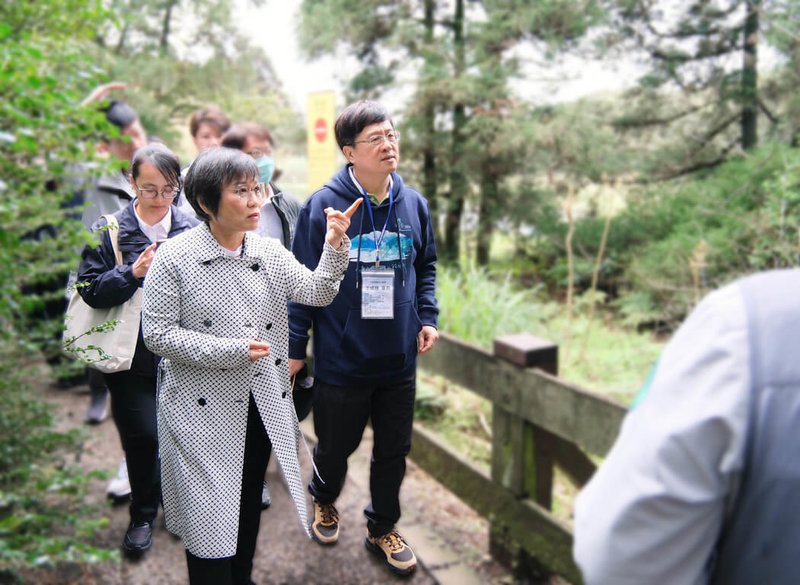 內政部部務會報26日移師陽明山國家公園舉行，內政部長劉世芳（前左）與國家公園署長王成機（前右）等人走訪步道，了解生態保育情形與人文地景。（內政部提供）中央社記者高華謙傳真　115年2月26日