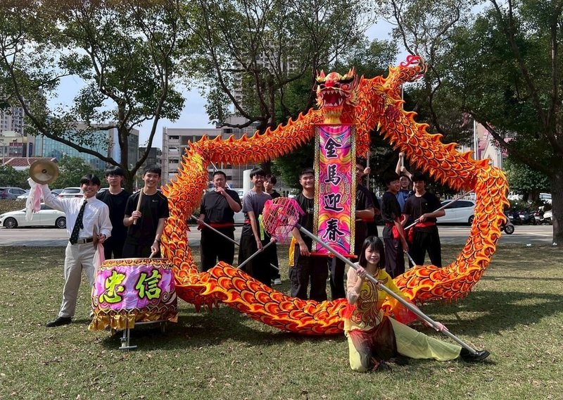 新竹縣忠信學校3月3日辦2026竹塹城元宵走街活動，規劃從新竹市錦華公園出發，沿途發送馬寶寶環境保護燈籠與紀念幣賀年。（新竹縣忠信學校提供）中央社記者郭宣彣傳真　115年2月26日