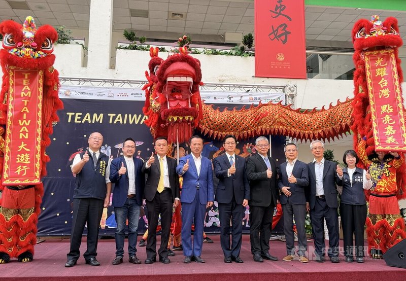 中華文化總會與嘉義縣政府攜手主辦2026台灣燈會狂歡慶典「TEAM TAIWAN大遊行」，3月7日登場，26日辦宣傳記者會，文總秘書長李厚慶（左2）、日本台灣交流協會高雄事務所長奧正史（左）與嘉義縣長翁章梁（左4）等出席。中央社記者蔡智明攝　115年2月26日