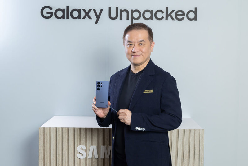 三星發布新旗艦機S26系列,搭載客製化晶片,並首次在台支援eSIM,主打更直覺AI體驗。圖為台灣三星電子行動通訊事業部總經理陳啟蒙。(三星提供)中央社記者江明晏傳真 115年2月26日