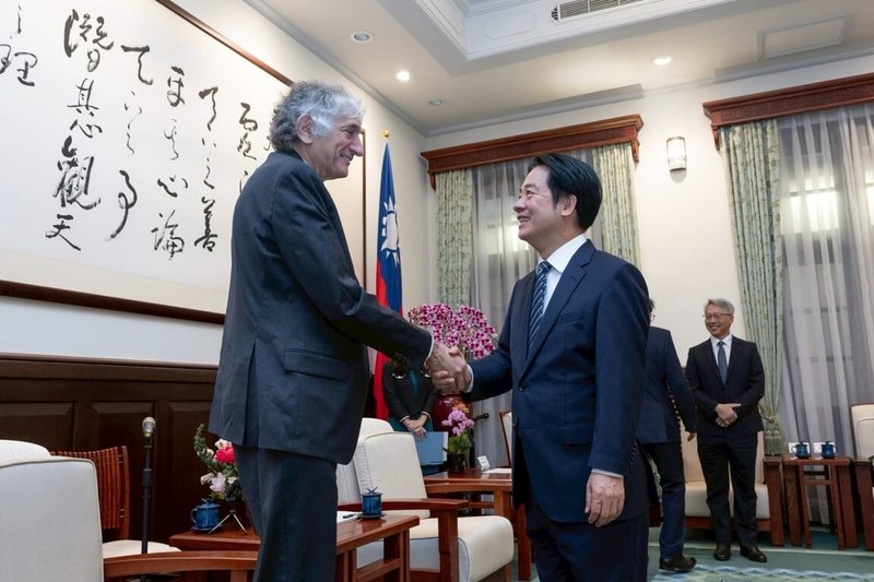 總統賴清德（右）26日接見2025年諾貝爾物理學獎得主約翰．馬丁尼斯（左）表示，台灣站上大型量子晶片製程關鍵起跑點，未來將持續深化國際合作，強化全球關鍵地位。（總統府提供）中央社記者溫貴香傳真  115年2月26日