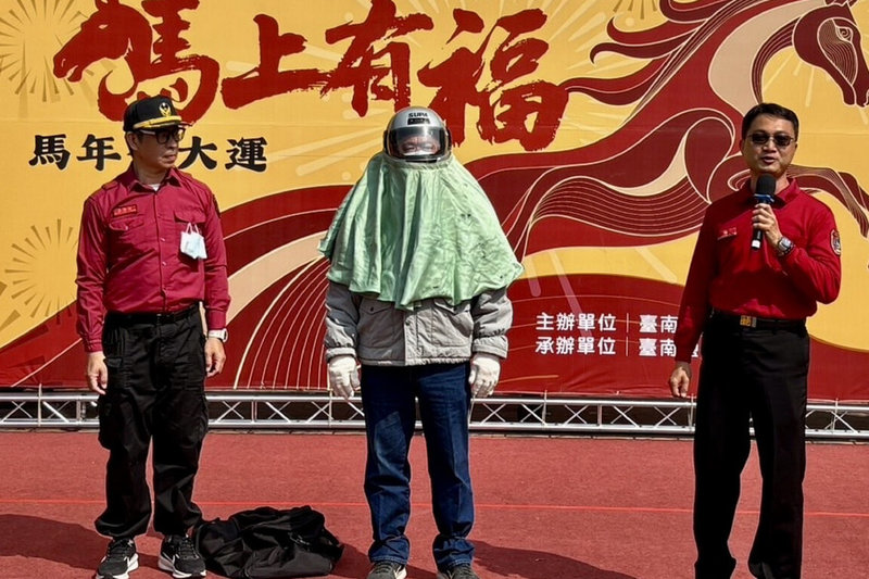 台南市消防局26日在鹽水武廟舉行的鹽水蜂炮活動記者會中,示範參加蜂炮活動完整防護穿著,提醒民眾注意安全,避免受傷。(台南市消防局提供)中央社記者楊思瑞台南傳真 115年2月26日