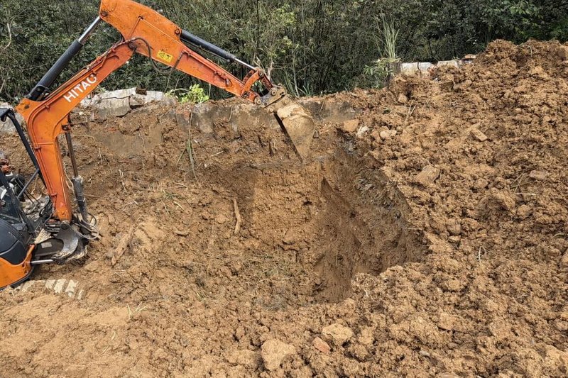 新北市瑞芳區員山淨水場邊坡輸水管線破管，影響約670戶停水，台灣自來水公司第一區管理處全力搶修，預計26日晚間可逐步恢復供水。（自來水公司一區管理處提供）中央社記者黃旭昇傳真　115年2月26日