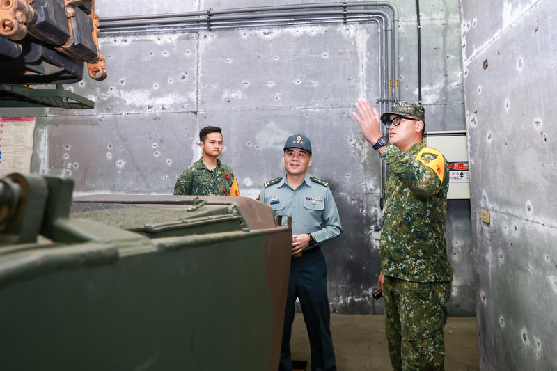 陸軍表示，司令呂坤修上將（中）26日前往北部地區視導M1A2T戰車的換裝部隊，期勉官兵要具體落實戰訓工作。（陸軍提供）中央社記者游凱翔傳真　115年2月26日