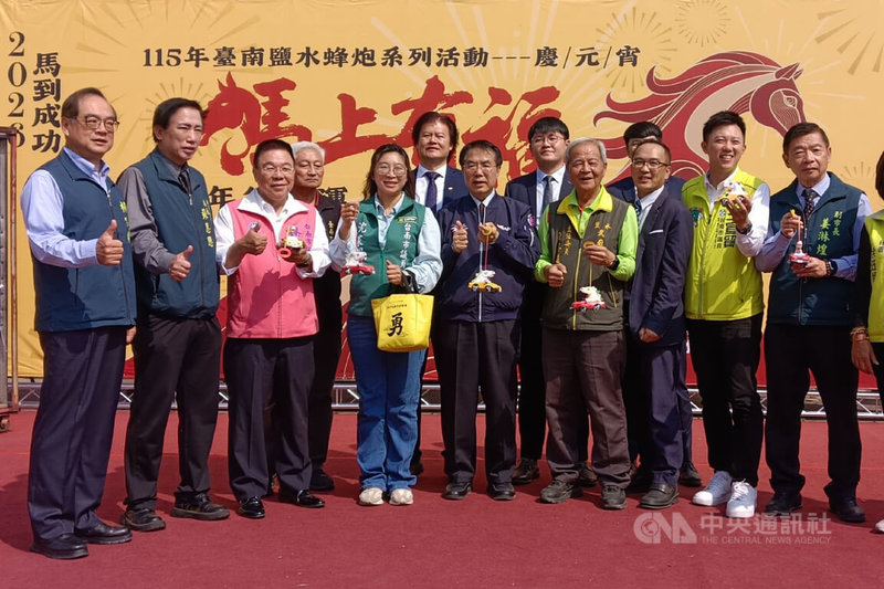 鹽水蜂炮將於3月2日上午啟炮，展開2天2夜神轎遶境行程，台南市長黃偉哲（前排中）等人26日出席在鹽水武廟舉辦的宣傳記者會。中央社記者楊思瑞攝　115年2月26日