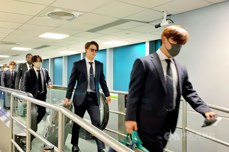 「2026台日棒球國際交流賽」25日起在台北大巨蛋登場，日職北海道日本火腿鬥士隊成員26日搭機抵台，隊員們下機時穿著西裝戴著墨鏡。中央社記者吳睿騏桃園機場攝　115年2月26日