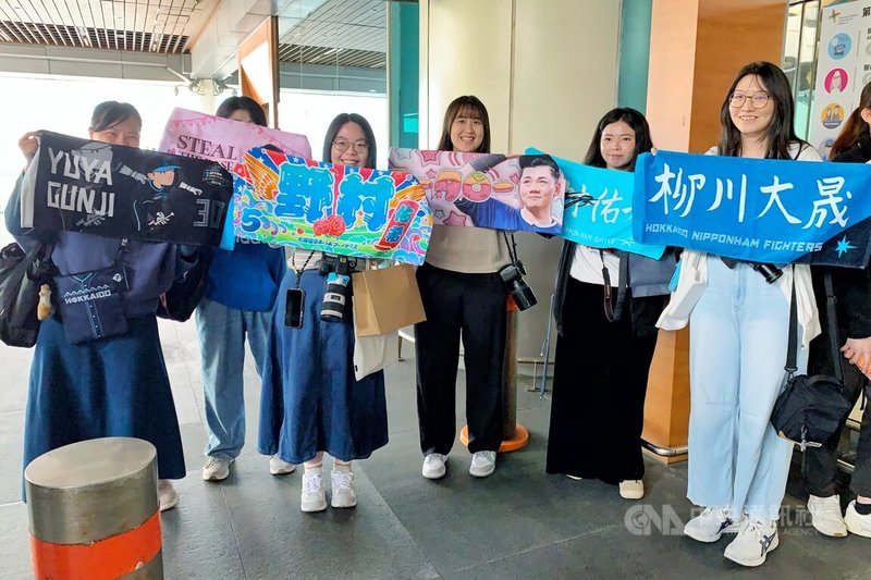 「2026台日棒球國際交流賽」25日開打,日職北海道日本火腿鬥士隊26日搭機來台,許多球迷特別請假接機,一早就在入境大廳守候應援。中央社記者吳睿騏桃園機場攝 115年2月26日