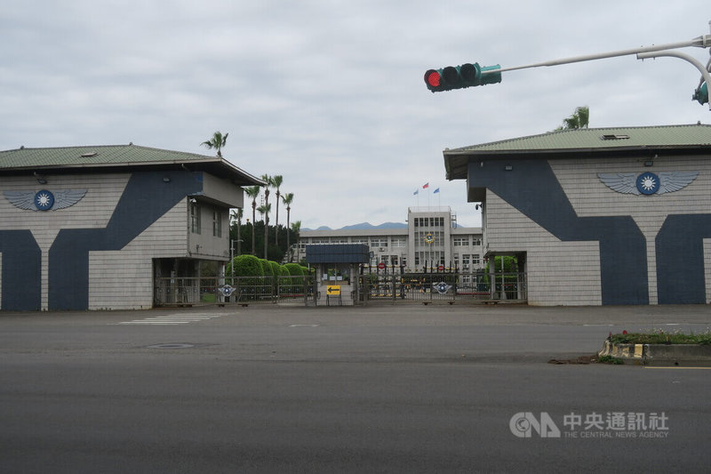空軍松山基地指揮部肩負正副元首、行政首長及高級將領等行政專機空中運輸任務。圖為營區正門。中央社記者吳書緯攝　115年2月26日