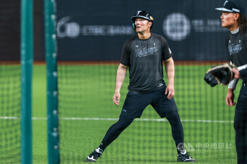 世界棒球經典賽（WBC）台灣隊26日晚間將在台北大巨蛋與日職福岡軟銀鷹隊打交流賽，旅日外野手林安可（中）先發扛4棒、守右外野，賽前投入訓練，中央社記者王騰毅攝　115年2月26日