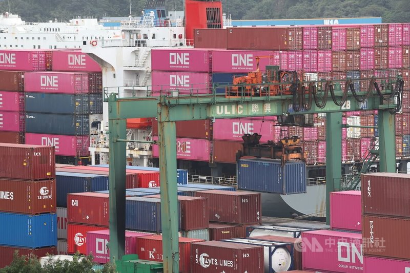 經濟部統計處26日表示，受惠AI人工智慧、高效能運算及雲端資料服務需求持續熱絡，帶動資訊電子產業生產動能穩健成長，2025年製造業全年產值達新台幣21.3兆元，首度突破20兆元大關。圖為基隆港內堆疊貨櫃。中央社記者吳家昇攝　115年2月26日