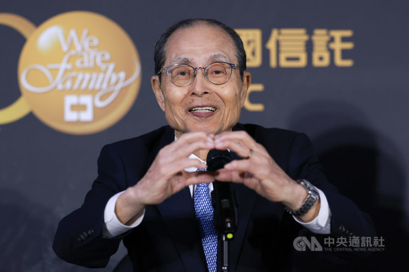 日職福岡軟銀鷹隊來台與經典賽台灣隊打交流賽，軟銀鷹球團會長王貞治（圖）賽前出席記者會，會中談到與台灣啦啦隊合照時比愛心的過程，表示很羨慕現在的選手有這樣的加油應援團。中央社記者王騰毅攝  115年2月26日