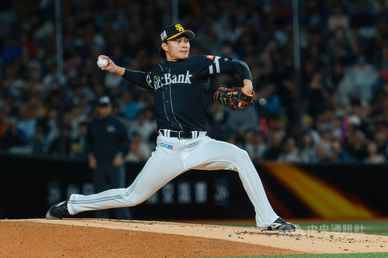 2026台日棒球國際交流賽26日在台北大巨蛋展開第2天賽程，由世界棒球經典賽（WBC）台灣隊與日職福岡軟銀鷹隊交手，軟銀鷹派出投手徐若熙（圖）掛帥先發。中央社記者王騰毅攝  115年2月26日