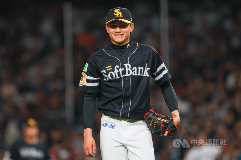 世界棒球經典賽台灣隊26日晚間於2026台日棒球國際交流賽與日職福岡軟銀鷹隊交手，軟銀鷹先發投手徐若熙（圖）首局就賞給台灣隊長陳傑憲三振，隨後展露笑容。中央社記者王騰毅攝　115年2月26日