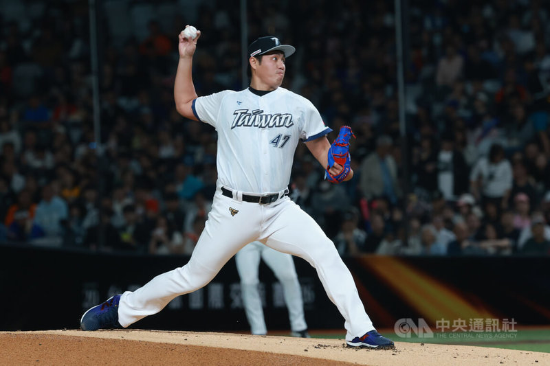 世界棒球經典賽（WBC）台灣隊26日晚間在台北大巨蛋與日職福岡軟銀鷹隊展開交流賽，台灣方面派出投手鄭浩均（圖）先發，首局雖狀況連連，不過仍化險為夷、力保不失。中央社記者王騰毅攝  115年2月26日