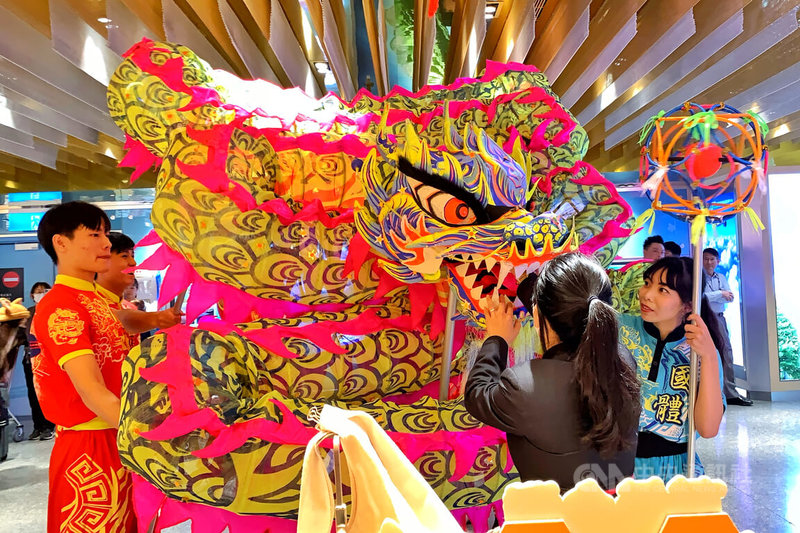 國立體育大學舞龍隊26日應邀赴桃園國際機場快閃演出，扮演國門大使角色，將台灣文化精髓傳遞給旅客，成功吸引中外旅客目光。中央社記者吳睿騏桃園機場攝　115年2月26日