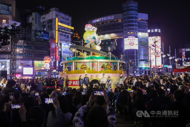 2026台北燈節西門展區26日晚間於西門町紅樓前廣場進行點燈儀式，全球人氣IP「泡泡瑪特」（POP MART）Baby Molly主燈展演也首次亮相。中央社記者裴禛攝　115年2月26日
