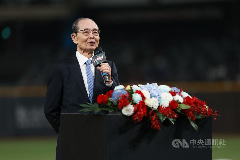 日本職棒福岡軟銀鷹隊球團會長王貞治（圖）26日在台北大巨蛋出席2026台日棒球國際交流賽賽前開球儀式，致詞時表示，非常高興這麼多台灣、日本球迷進場觀賽，藉由國際交流的比賽，有助雙方球隊提升競爭實力，也期待台日棒球交流愈來愈密切。中央社記者王騰毅攝  115年2月26日