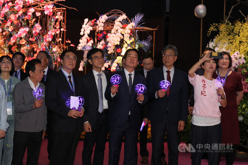 總統賴清德（前右3）26日在台南市出席「2026年台灣國際蘭展暨花卉科技展」開幕晚會，並與眾人一同參觀展場中科技館。中央社記者楊思瑞攝　115年2月26日