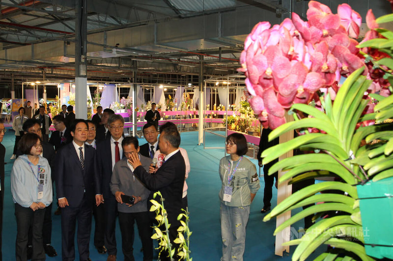 總統賴清德（前左2）26日到台南市出席「2026年台灣國際蘭展暨花卉科技展」開幕晚會，隨後進展場參觀。中央社記者楊思瑞攝　115年2月26日