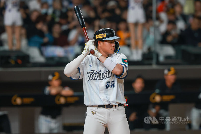 世界棒球經典賽台灣隊26日晚間在台北大巨蛋與日職福岡軟銀鷹隊進行交流賽,台灣隊外野手宋晟睿(圖)9局下半上場代打。中央社記者王騰毅攝 115年2月26日