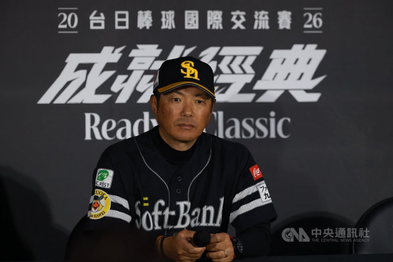 2026年台日國際棒球交流賽福岡軟銀鷹隊26日與世界棒球經典賽（WBC）台灣隊交手，軟銀鷹終場完封擊敗台灣隊，軟銀隊總教練小久保裕紀（圖）受訪時點名期待台灣隊長陳傑憲表現。中央社記者王騰毅攝　115年2月26日