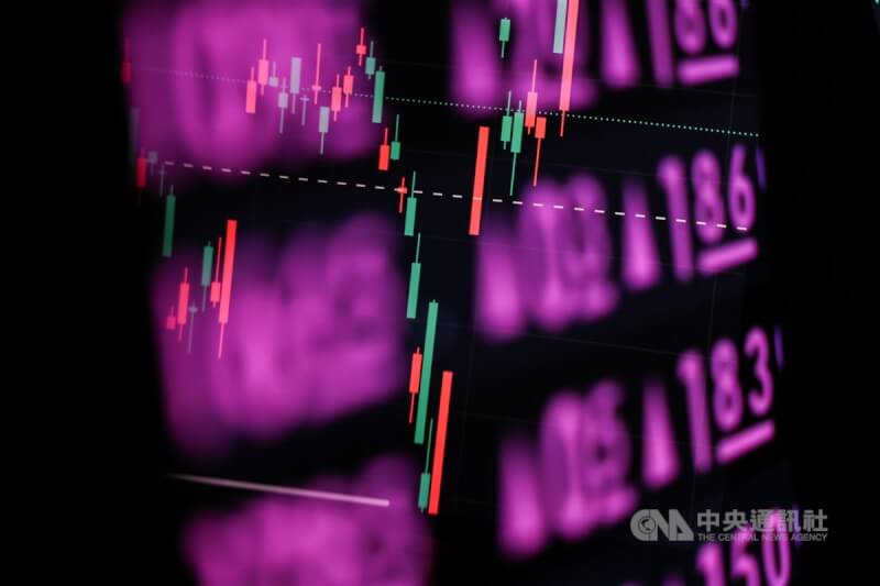 台股本週僅4個交易日全部收紅並創高，26日集中市場指數收在35414.49點，單週大漲1808.78點或5.38%。（中央社檔案照片）